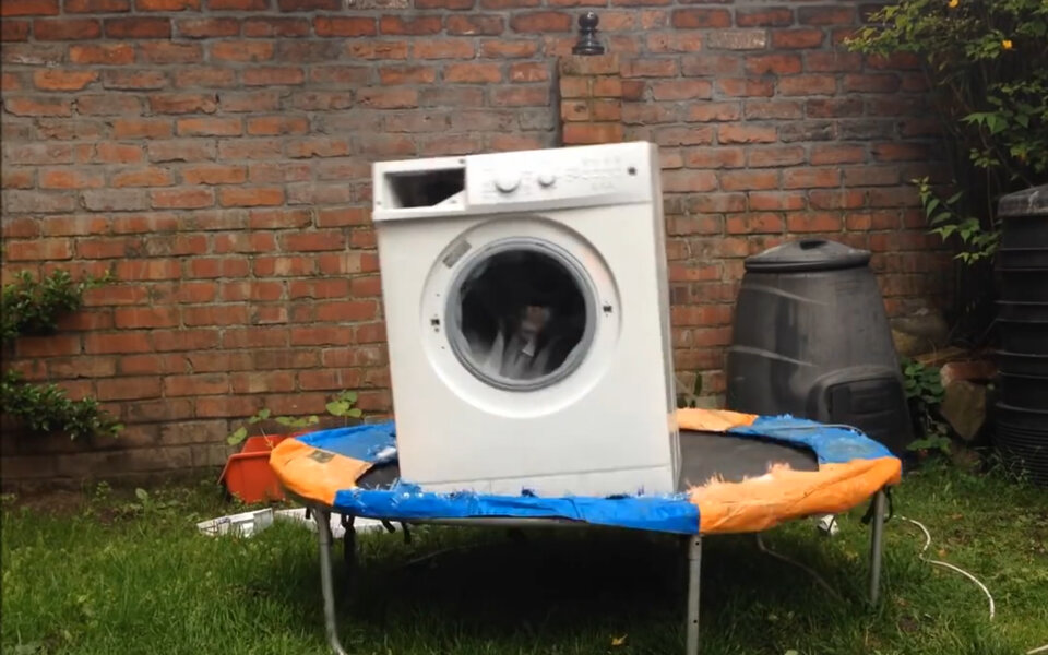 Durchgedrehte Waschmaschine auf dem Trampolin