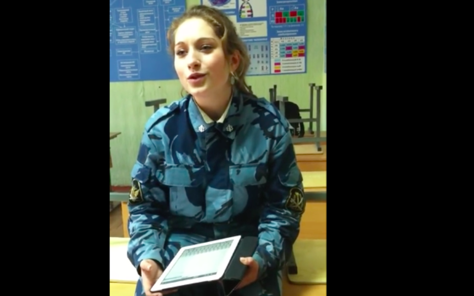 Russlands heißeste Soldatin begeistert mit Song