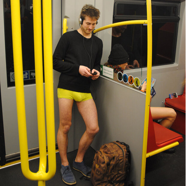 Hosenlos in der Wiener U-Bahn