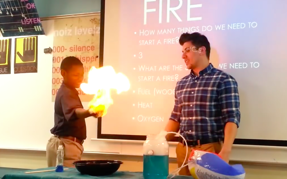 Hier setzt ein Lehrer seinen Schüler in Flammen.