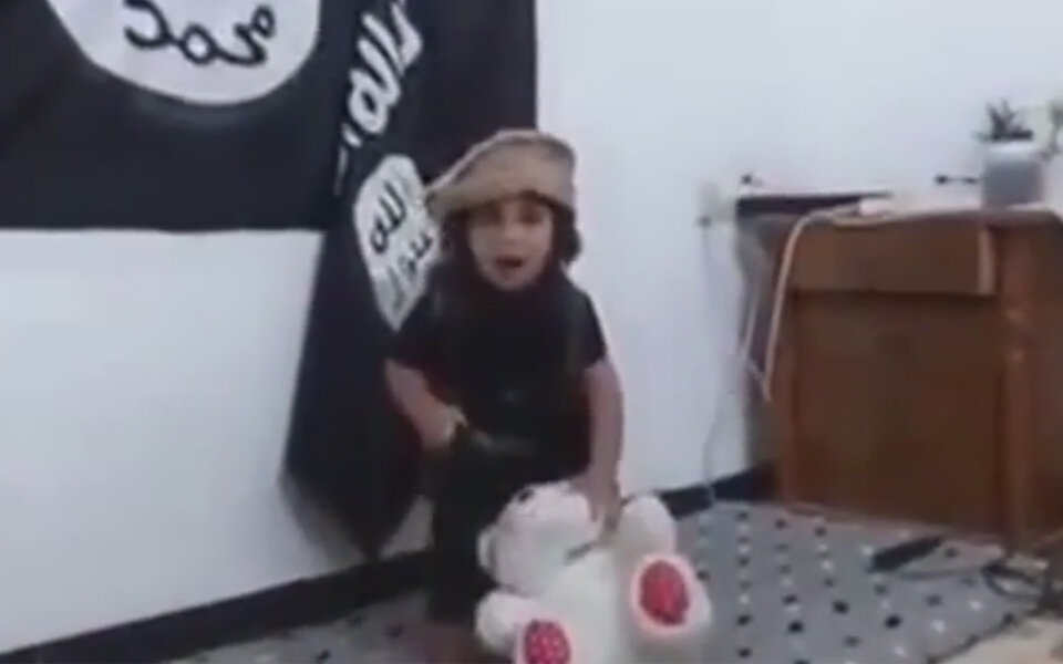 ISIS-Kind übt das Töten an Teddy-Bären