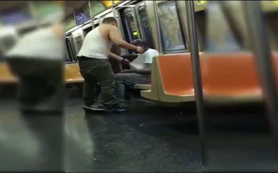 Passant schenkt Obdachlosem sein Hemd 