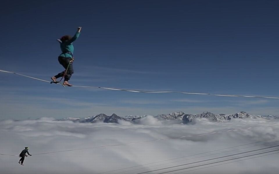 Dieser Mann balanciert in 2000 Meter Höhe