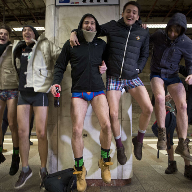 Hunderte lassen in der U-Bahn die Hosen runter