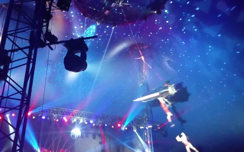 Zirkus-Akrobatin stürzte ins Publikum