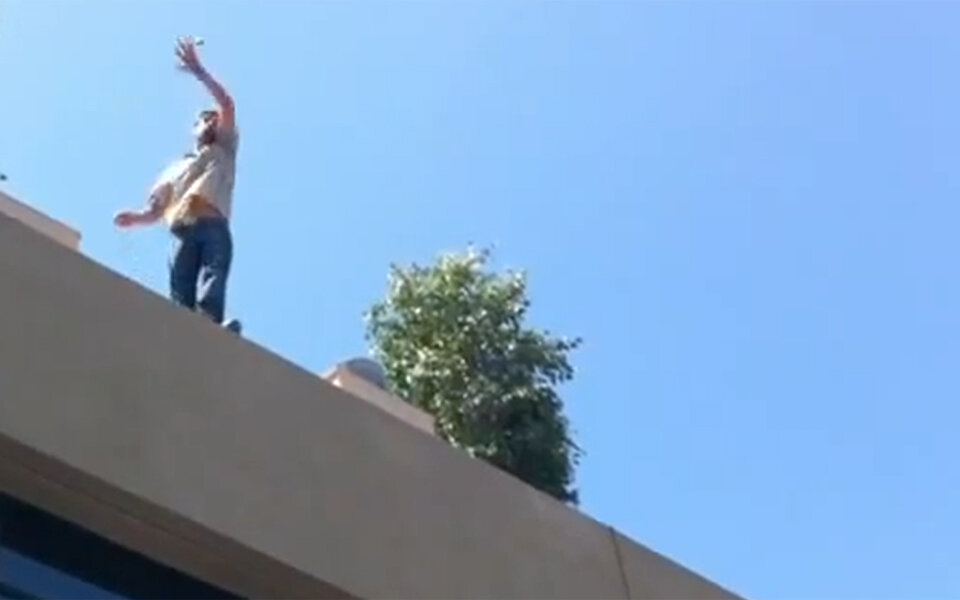 Mann stürzt bei Antrag vom Hausdach