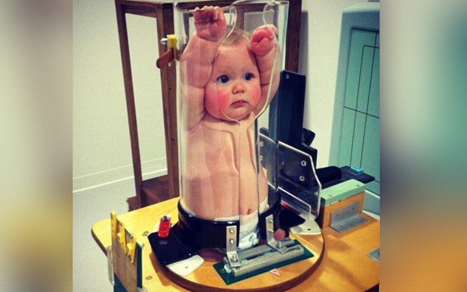 Was macht dieses Baby im Glas?