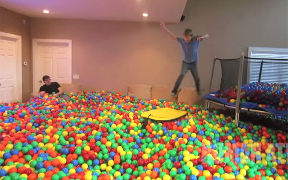 Mann macht sein Haus zur Mega-Ballgrube