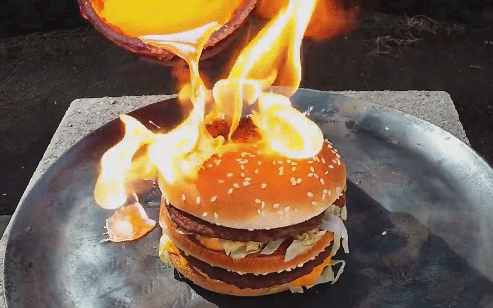Big Mac mit brennendem Kupfer übergossen