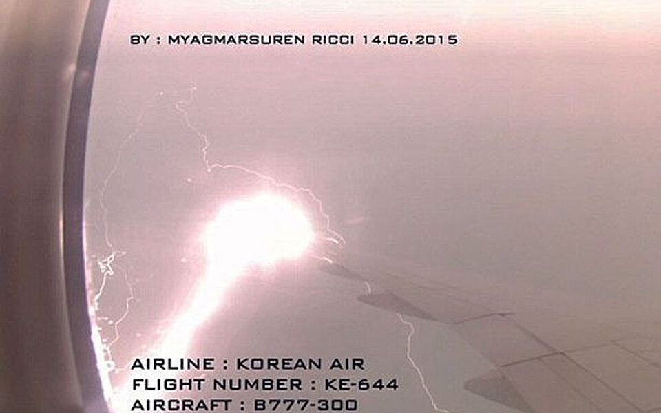 Passagier filmte: Jet vom Blitz getroffen