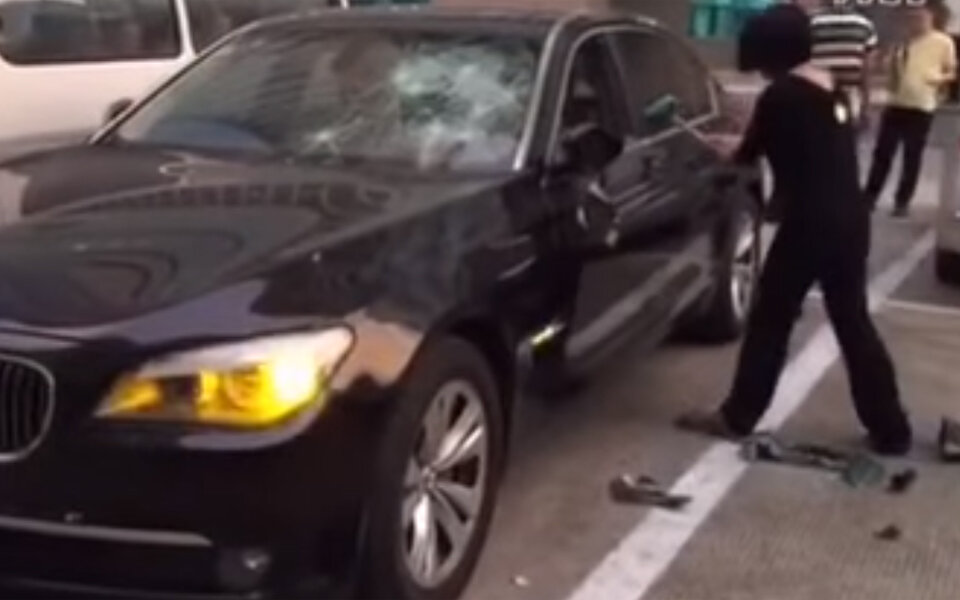 Luxus-BMW mit Hammer vernichtet