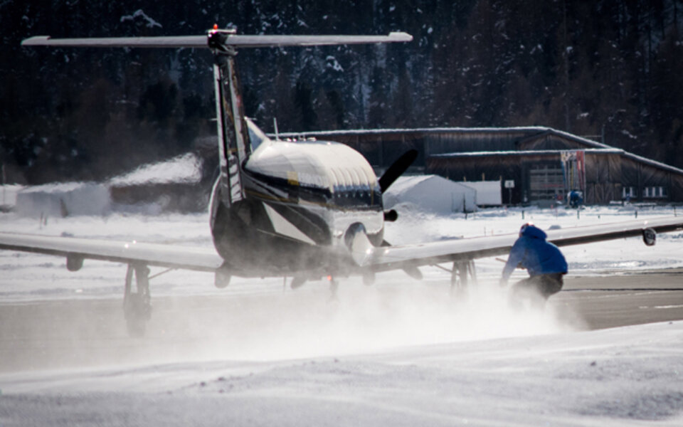 Snowboarder lässt sich von Flugzeug ziehen