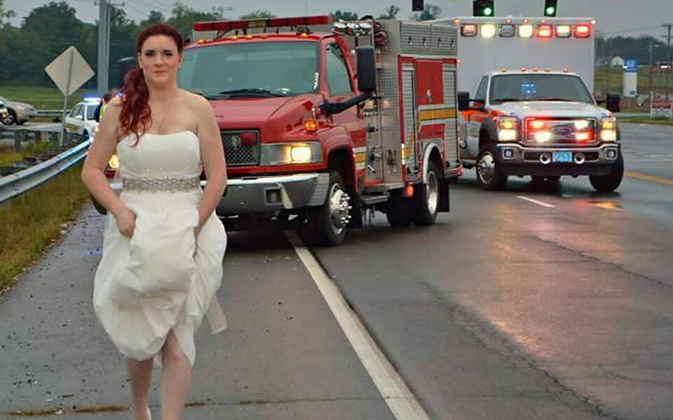 Sanitäterin unterbricht ihre Hochzeit für Einsatz
