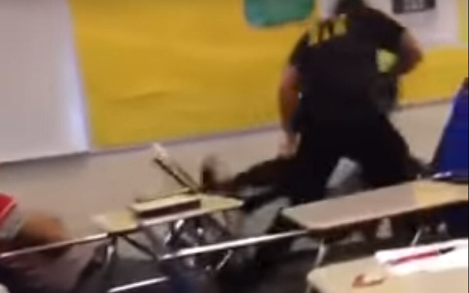 Cop schleifte Schülerin durchs Klassenzimmer