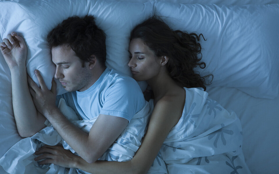 Das verrät die Schlafposition über Deine Beziehung