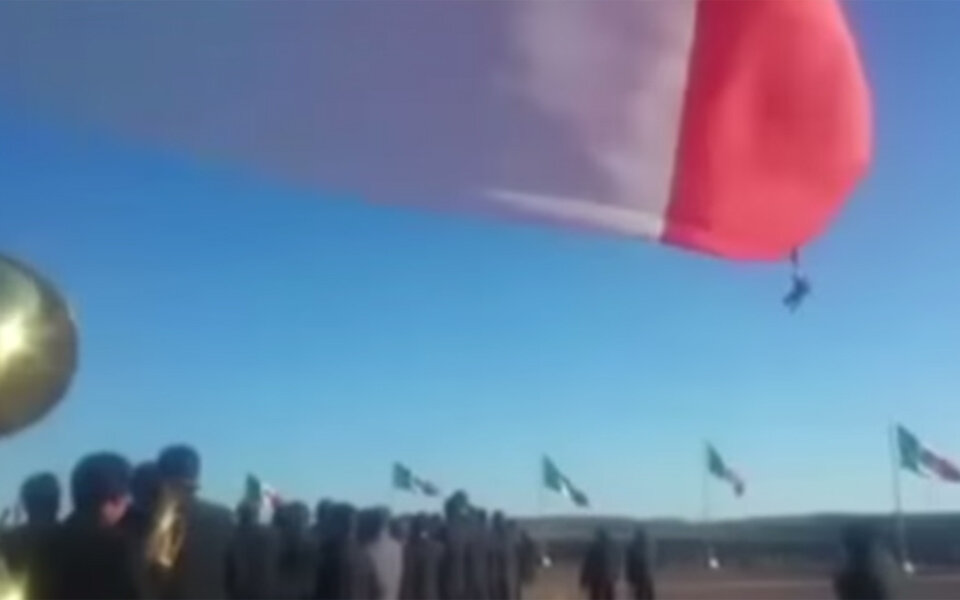 Soldat fliegt mitsamt Flagge davon