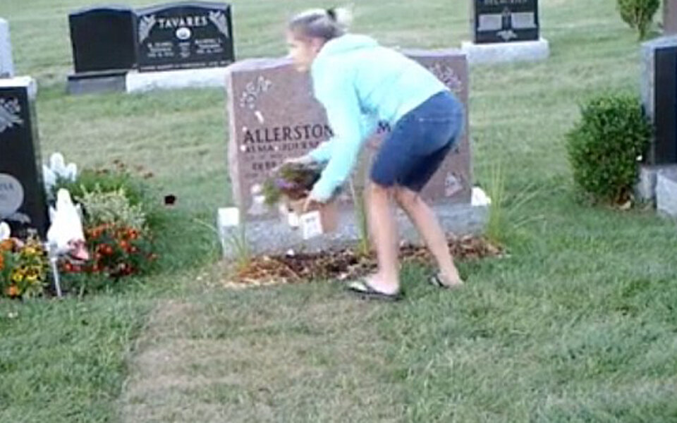 Diese Frau stiehlt Blumen von Grab