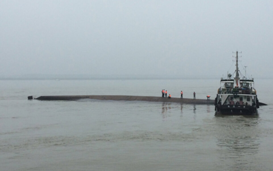 Schiff mit 450 Menschen am Jangtse gesunken