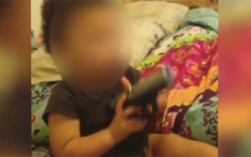 Kind mit Pistole im Mund - Haft für Eltern