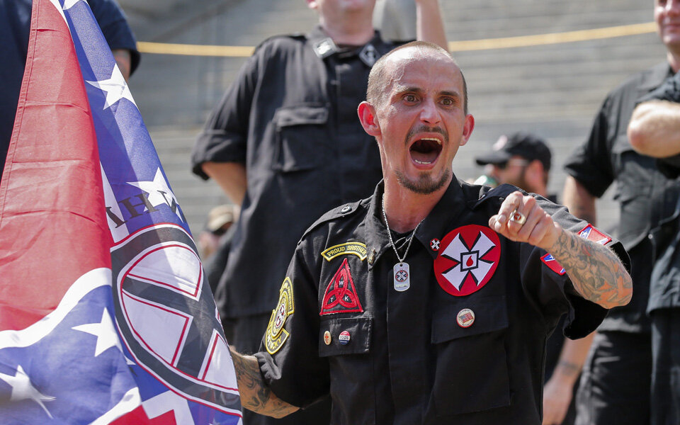 Demonstrant findet geniale Methode gegen Ku-Klux-Klan