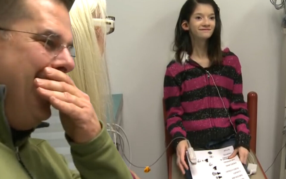 Taubes Mädchen hört ihren Vater zum ersten Mal