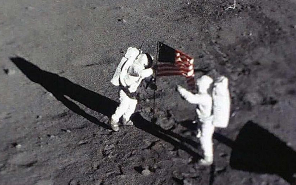 Auf dem Mond: traf Neil Armstrong Aliens?