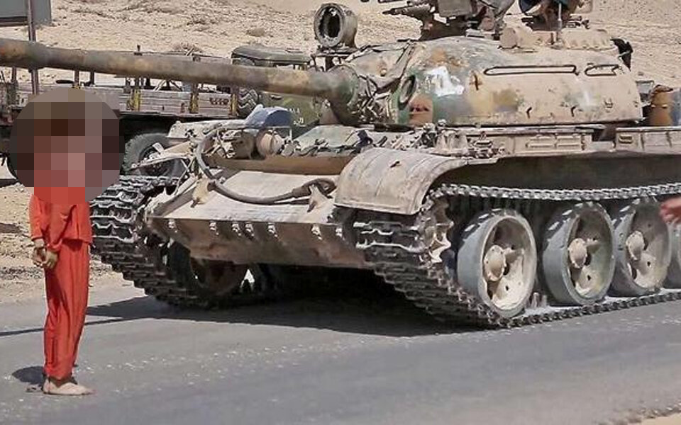 ISIS tötete Gefangenen mit Panzer