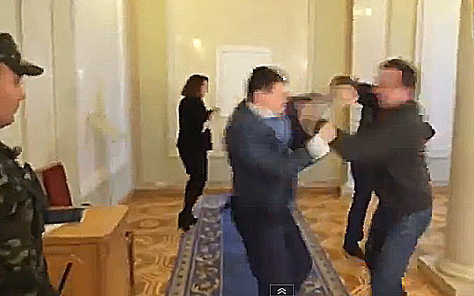 Ukrainische Abgeordnete prügeln sich im Parlament