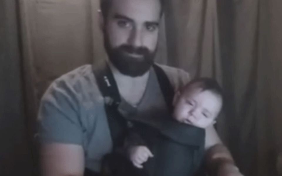 So süß bringt Papa sein Baby zum Schlafen