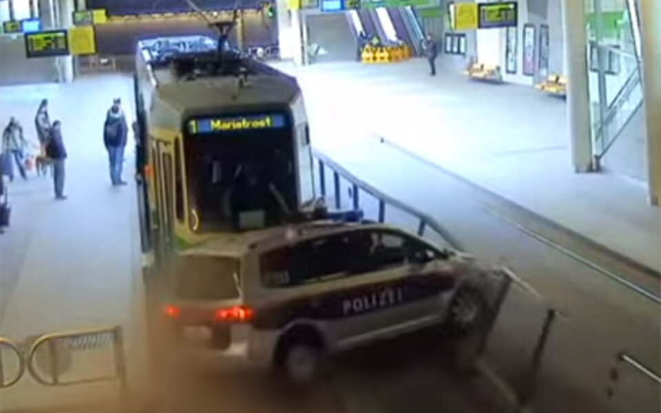 Cops krachen frontal in die Straßenbahn