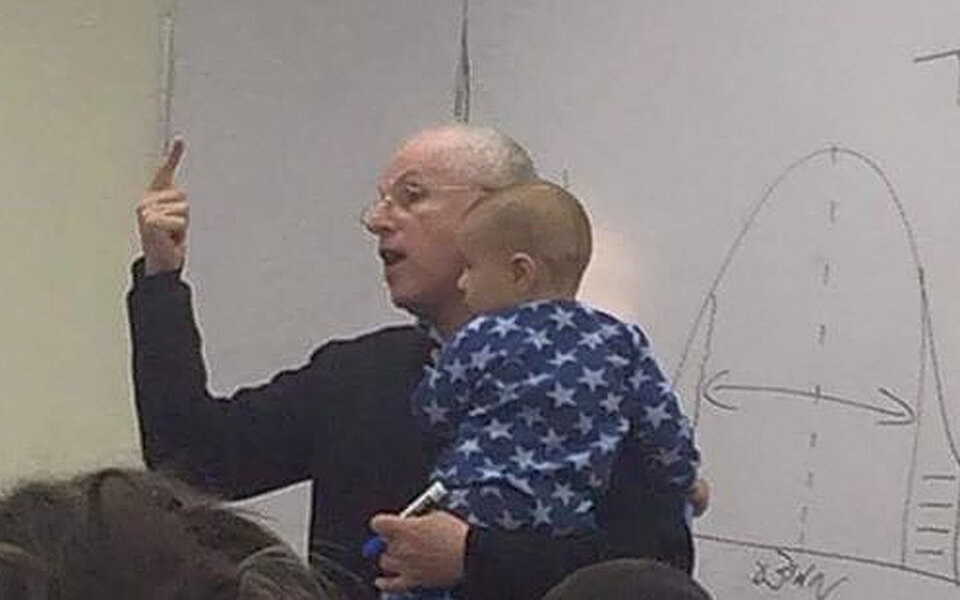 Baby weint in Vorlesung. So reagiert der Professor