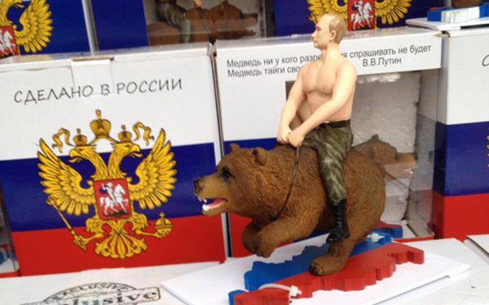 Action-Putin aus Plastik reitet auf Bär