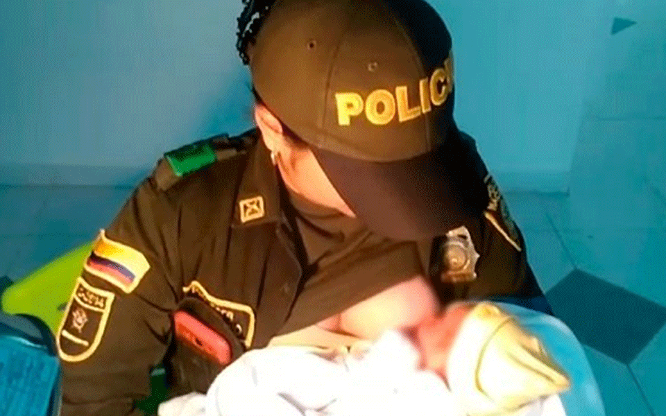 Polizistin stillt ausgesetztes Baby