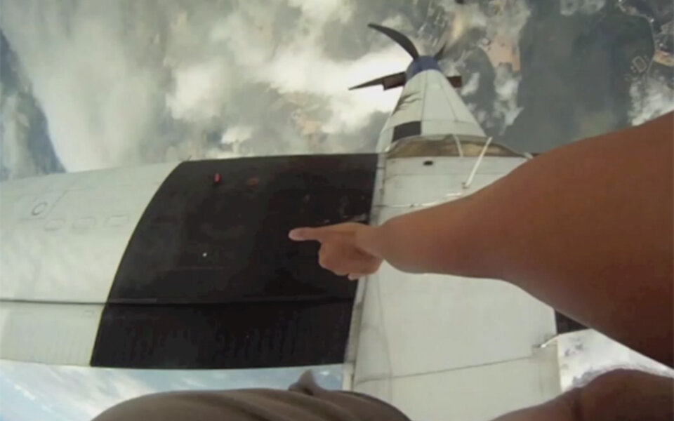 Skydiver fast von Flugzeug gerammt