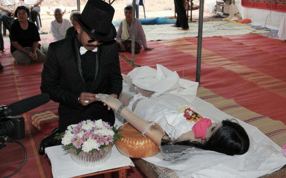 Thailänder heiratet eine Leiche