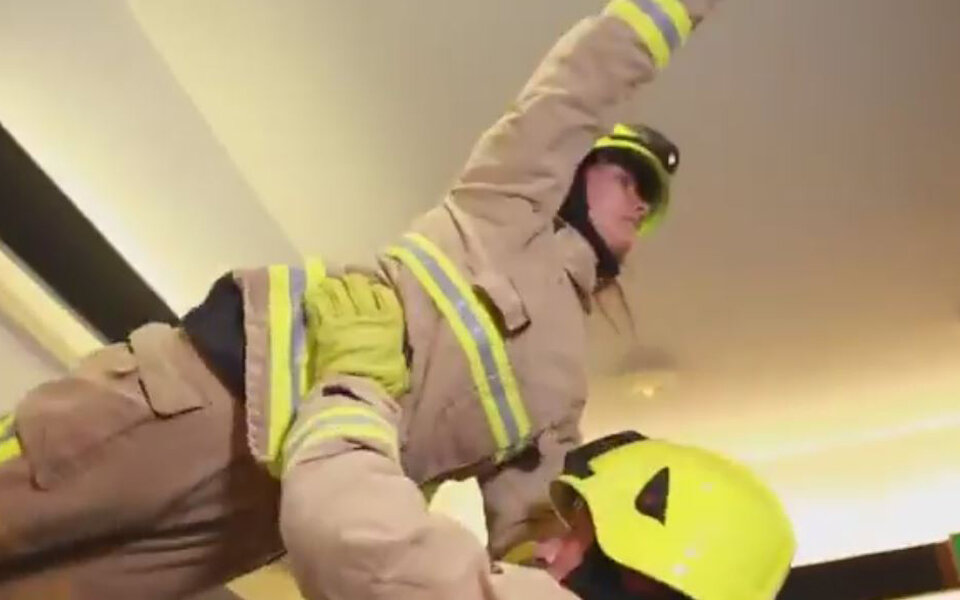 Englische Feuerwehr parodiert Dirty Dancing für Brandschutz