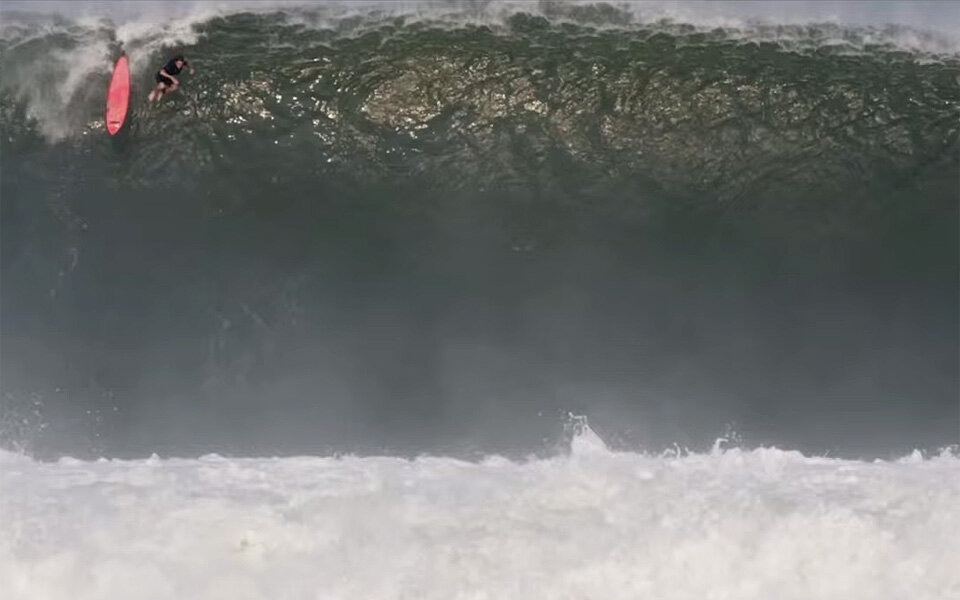 Monster-Welle verschluckte Surfer