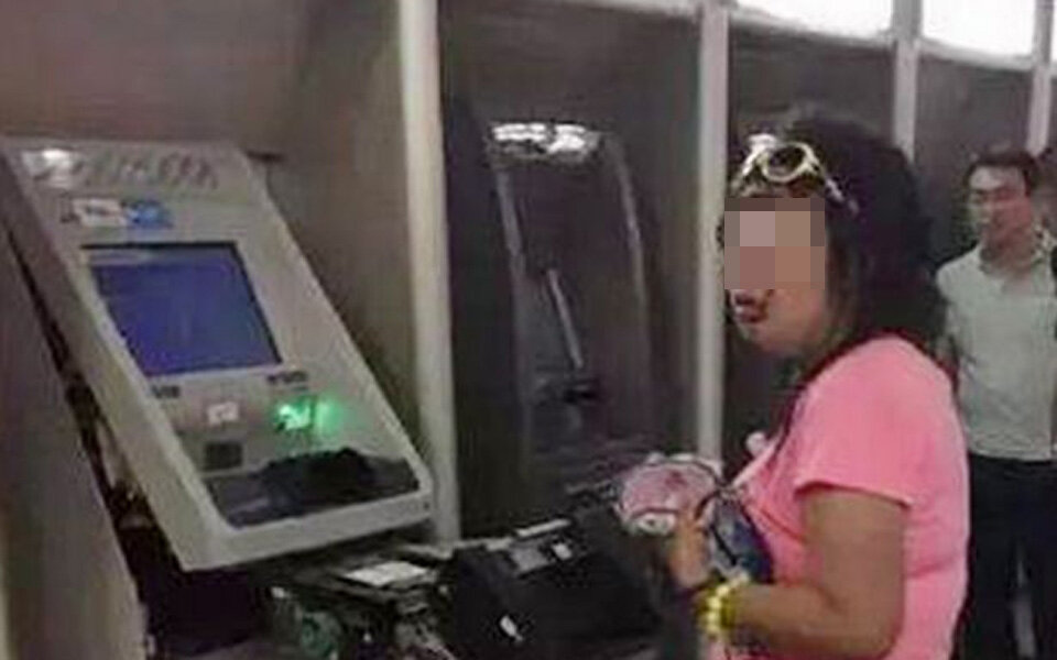 Frau zerlegte Bankomat mit bloßen Händen
